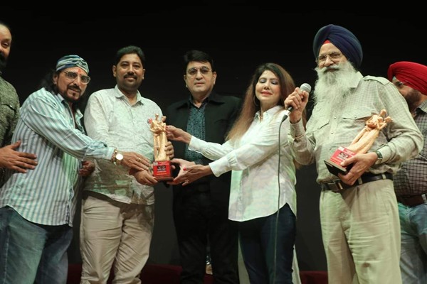Keval Kumar Leo Media  & Playback Singer  Pratibha K Saini’s Mom Dad God Of Universe Awards, 2024  A Grand Success !